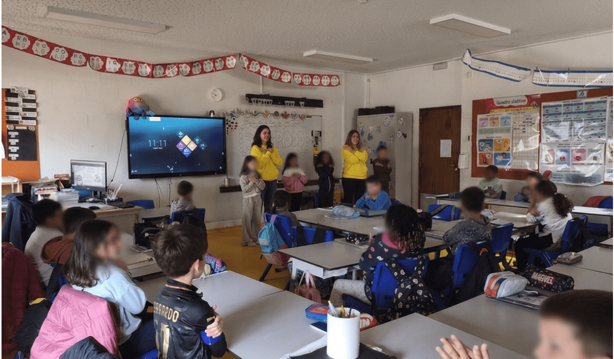 Projeto Atenção Plena nas escolas de Barcarena Duas docentes da ESSATLA orientam uma atividade de atenção plena com crianças numa sala de aula em Barcarena.