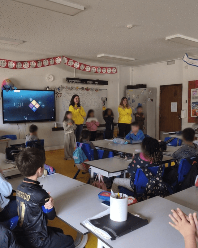 Duas docentes da ESSATLA orientam uma atividade de atenção plena com crianças numa sala de aula em Barcarena.